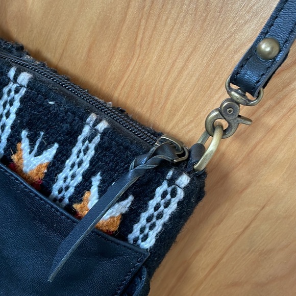 NWT Leather Suede Woven Crossbody Bag Leather Fringes Adjustable Strap Western - Picture 8 of 9